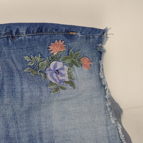 Torrid Embroidered Strategically Faded Cut Off Jean Perfect Summer Shorts EUC - Picture 3 of 13